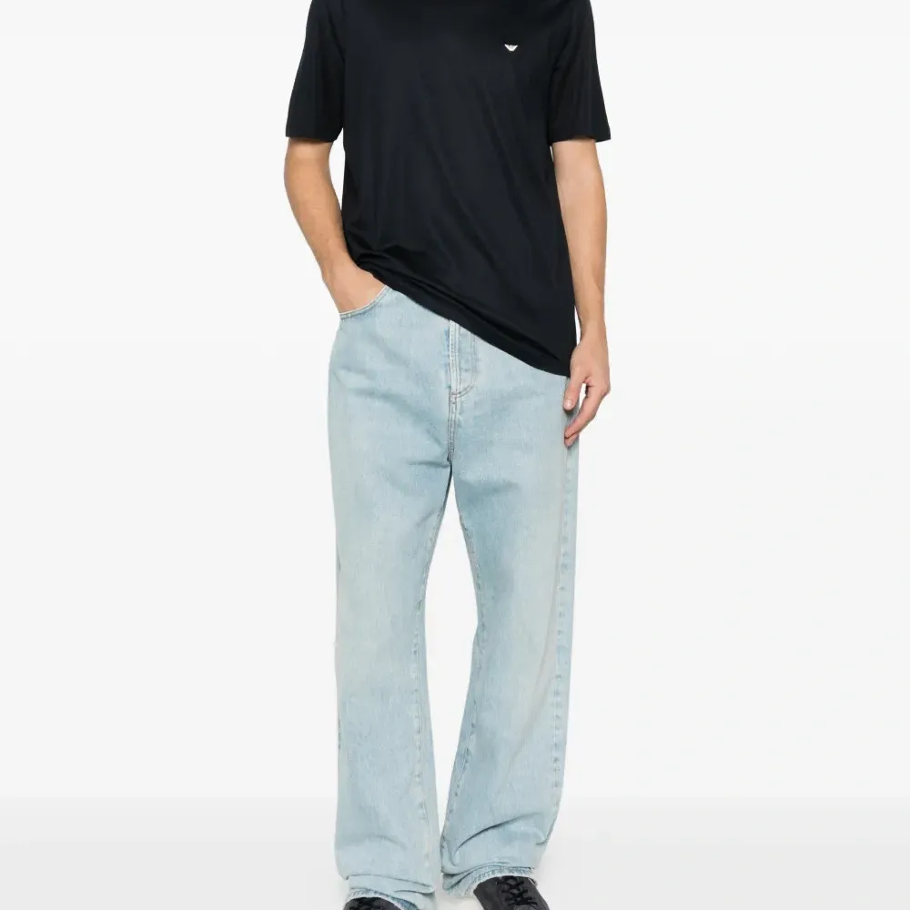 Футболка с вышитым логотипом