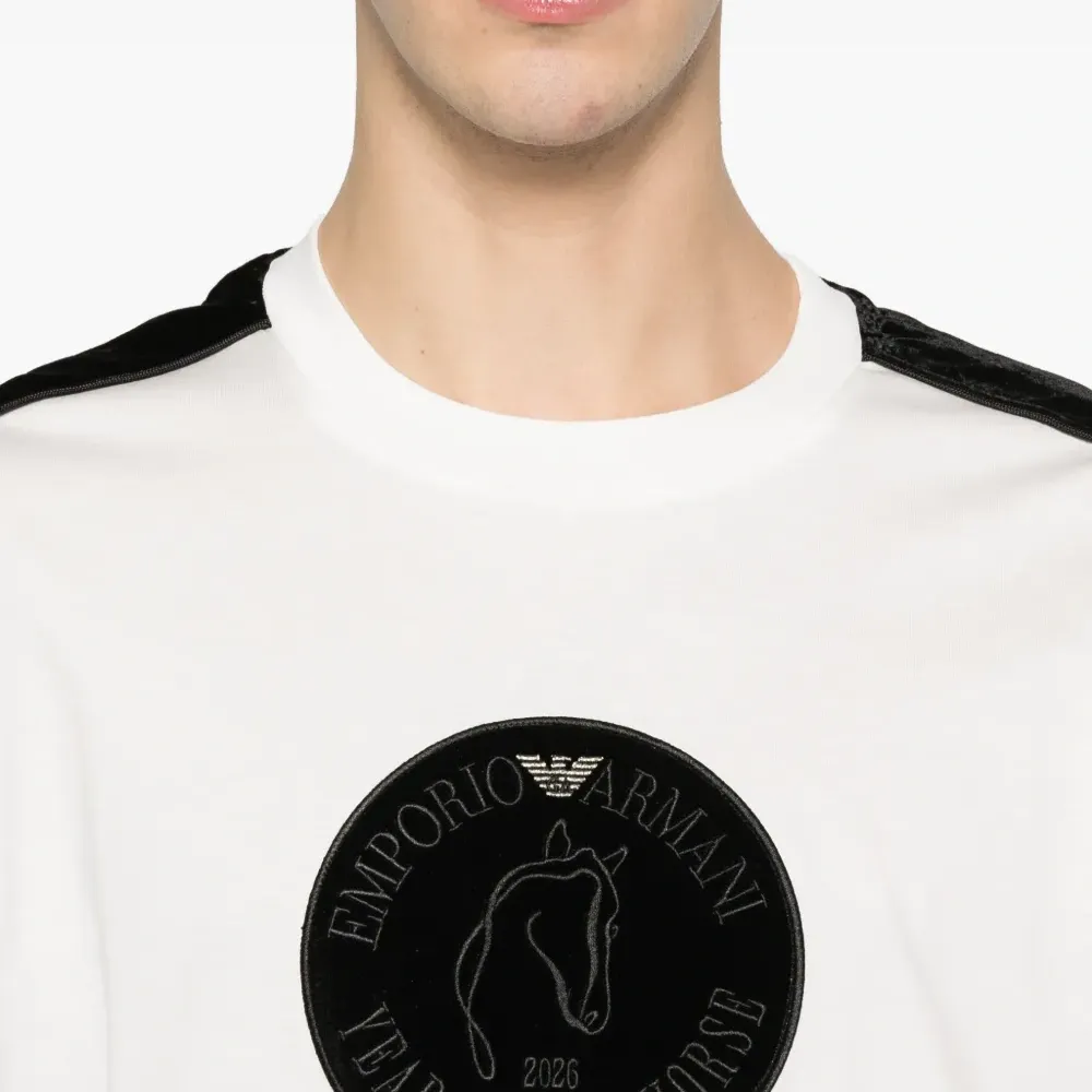 Футболка с полосатыми деталями