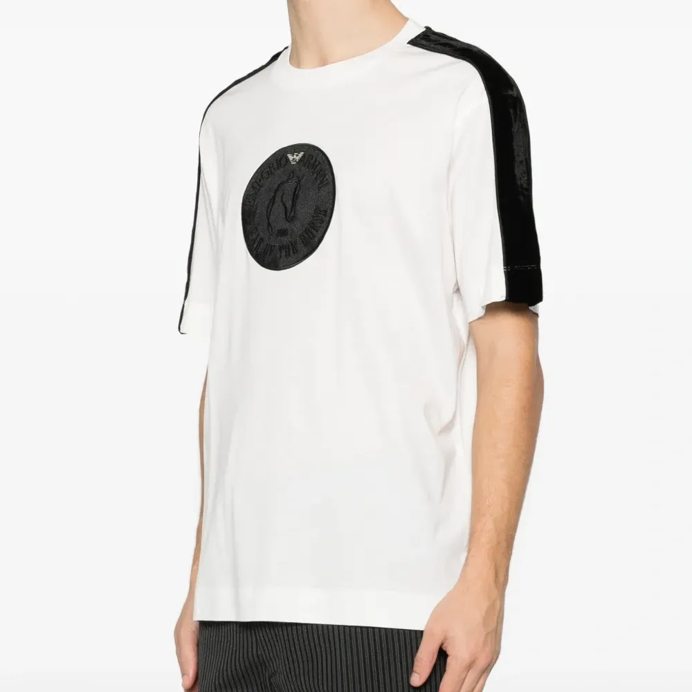 Футболка с полосатыми деталями