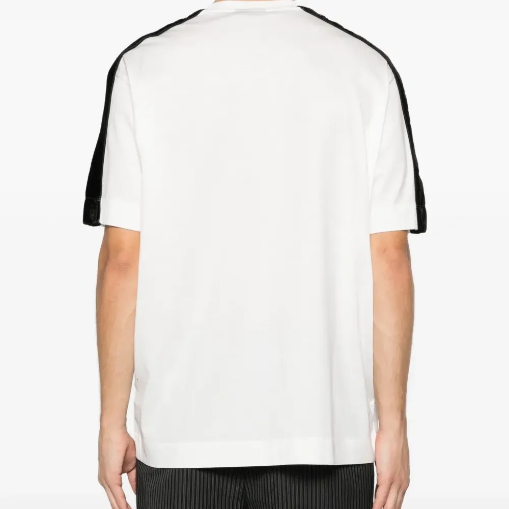 Футболка с полосатыми деталями