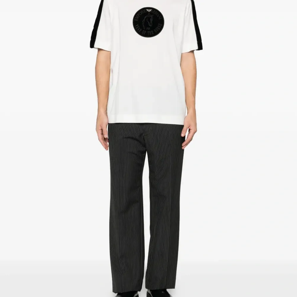 Футболка с полосатыми деталями