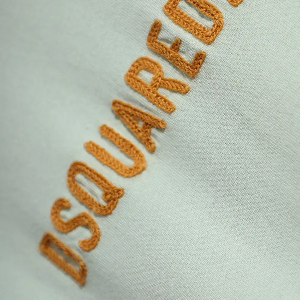 Футболка с вышитым рисунком