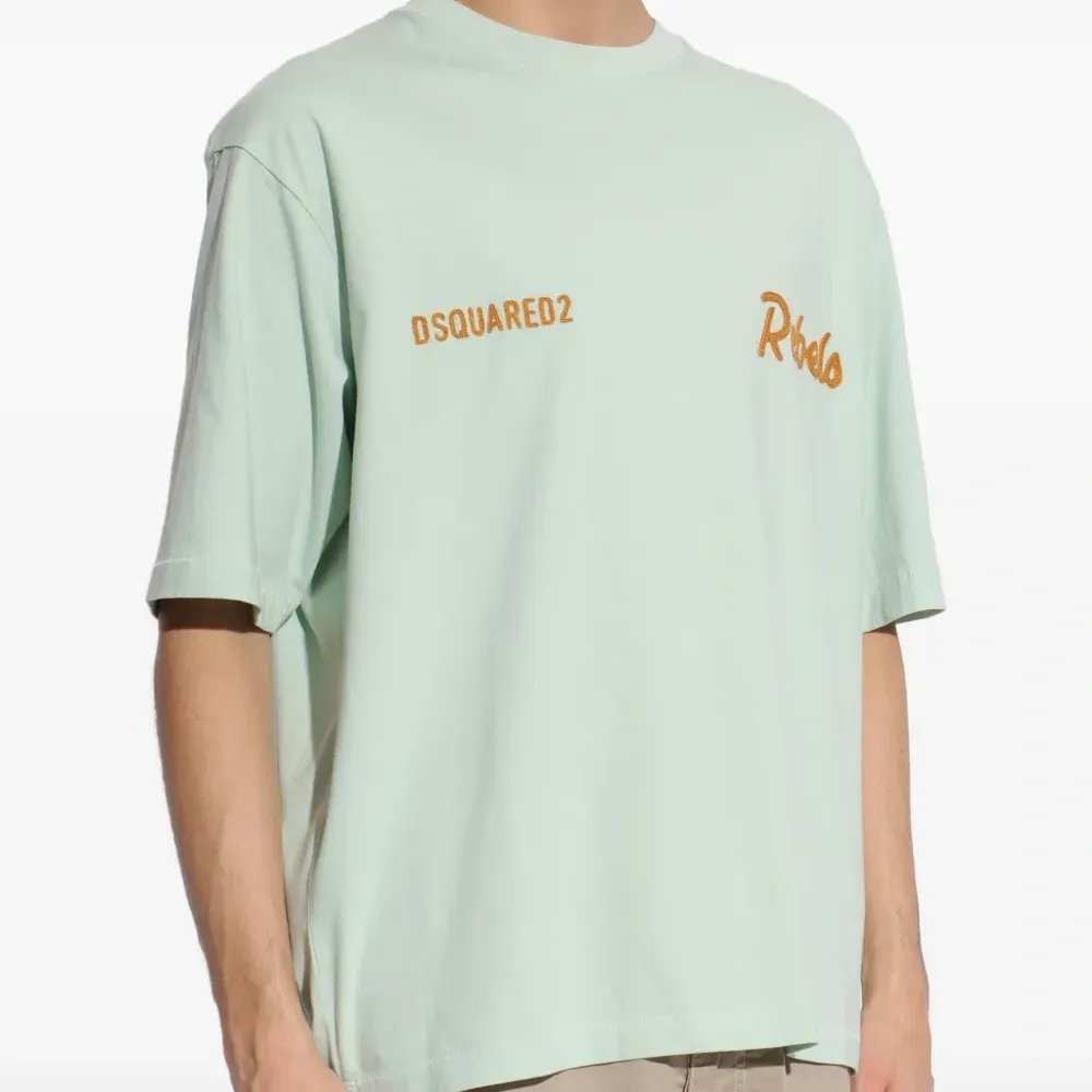 Футболка с вышитым рисунком