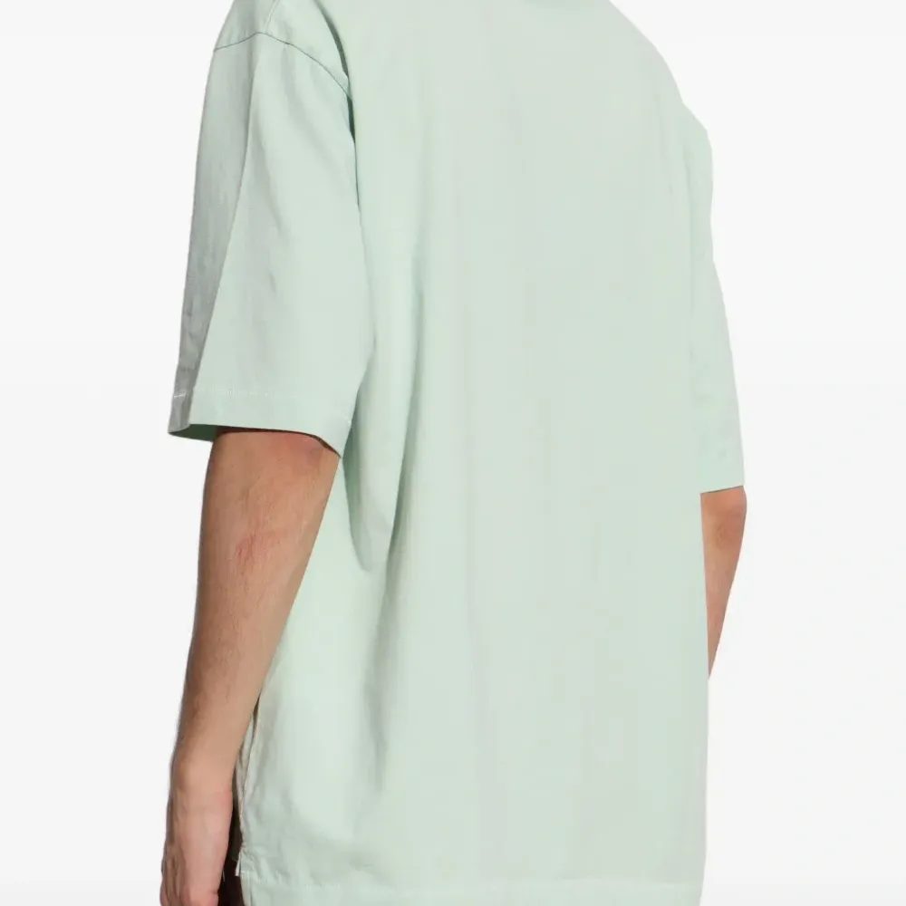 Футболка с вышитым рисунком