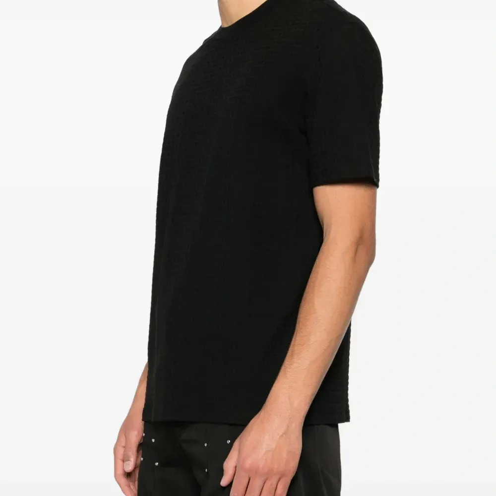 Футболка с фирменным логотипом