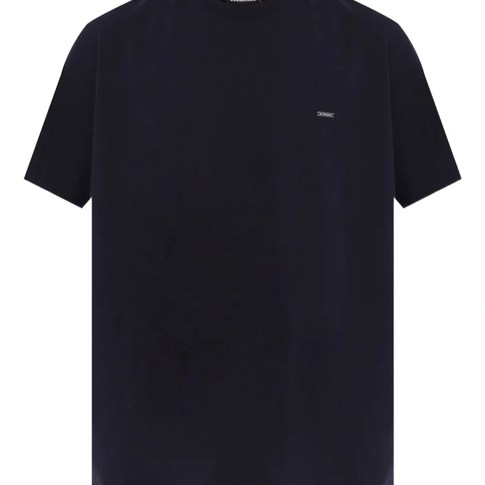 Футболка с логотипом на пластине