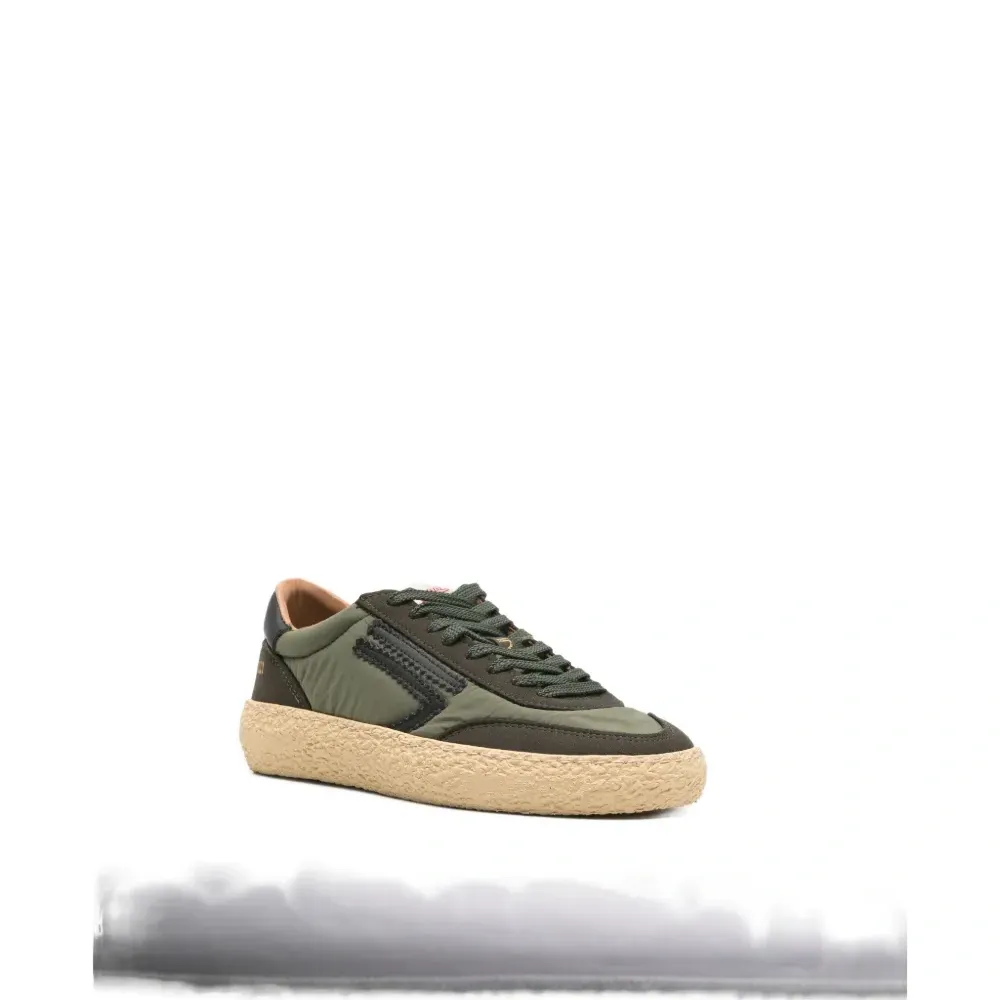 Кроссовки на шнуровке