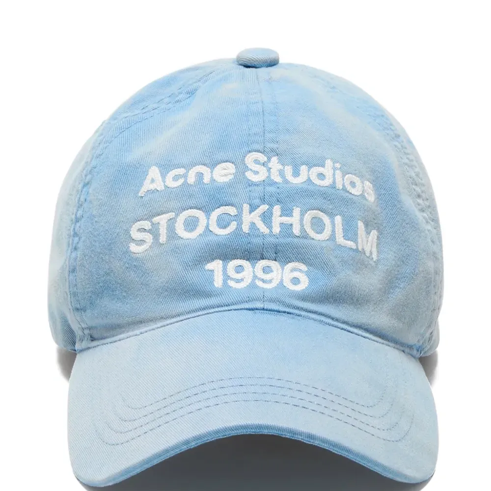 Кепка с вышитым логотипом