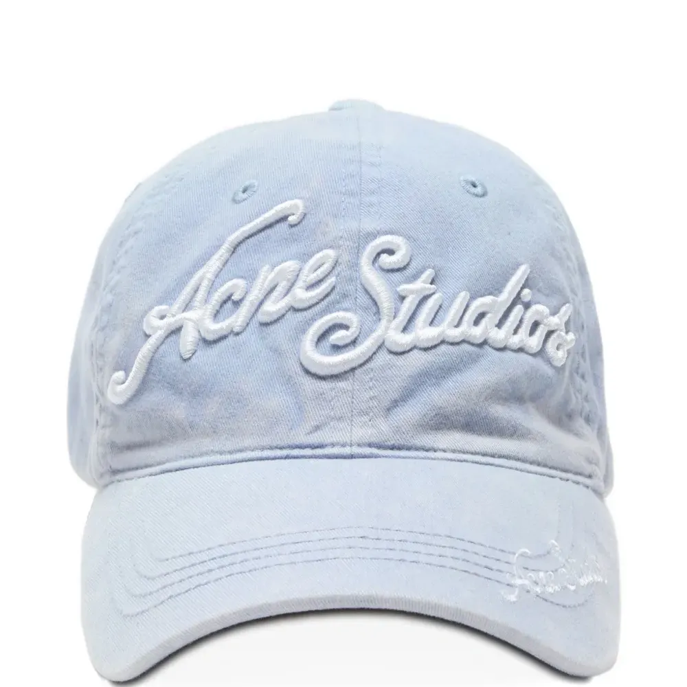 Бейсболка с вышитым логотипом