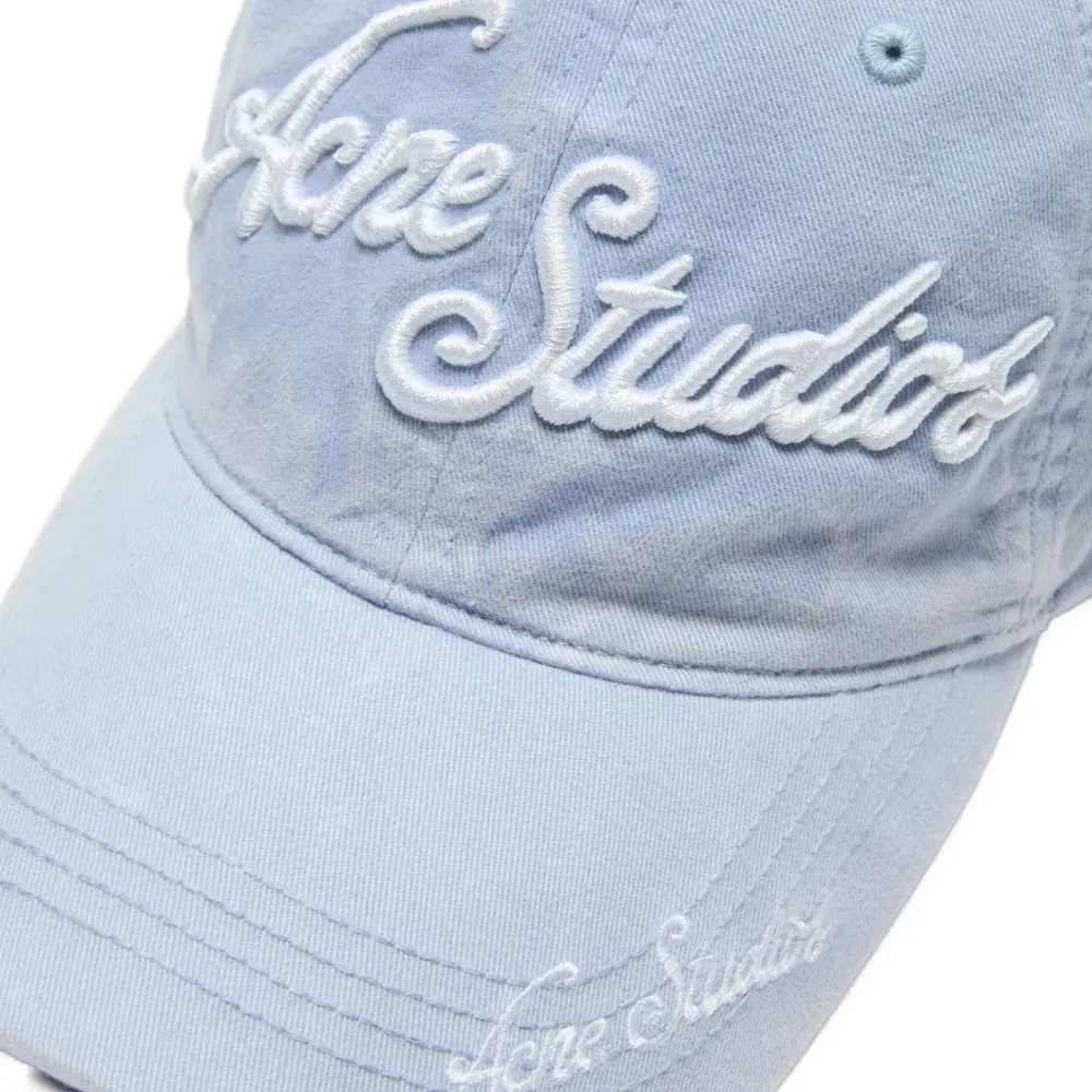 Бейсболка с вышитым логотипом