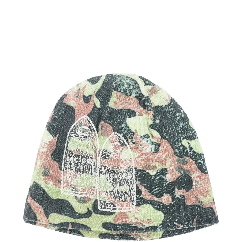 Вязаная шапка с вышивкой "камуфляж с огнем"
