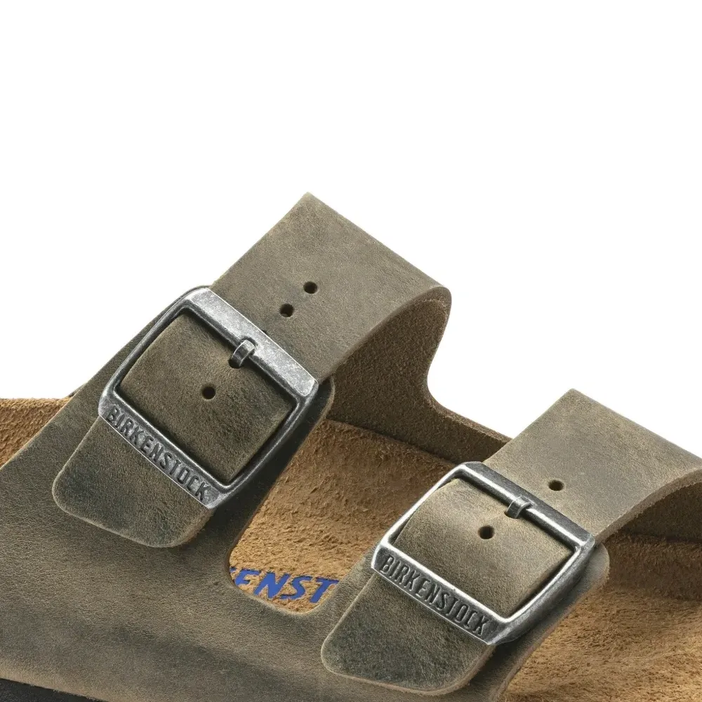 Сандалии Arizona с пряжками и масляной отделкой Сандалии Arizona с пряжками и масляной отделкой