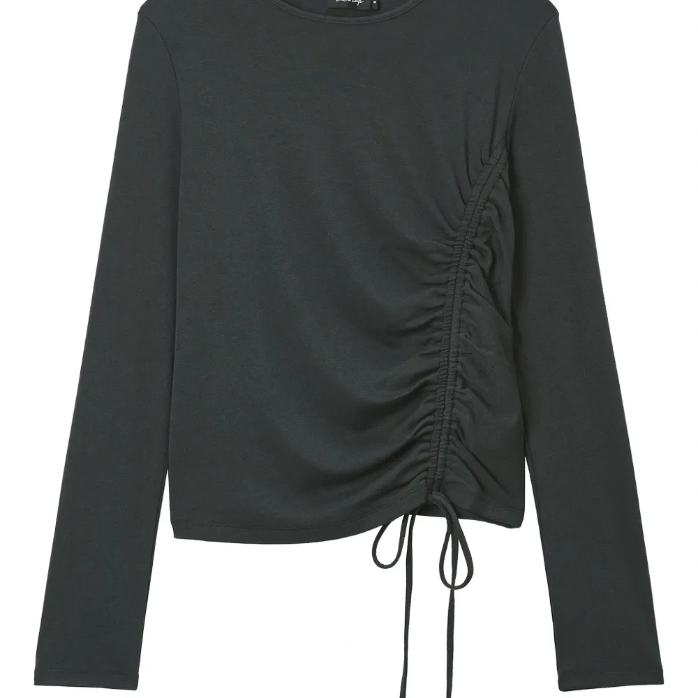 Топ с завязками и присборенной отделкой