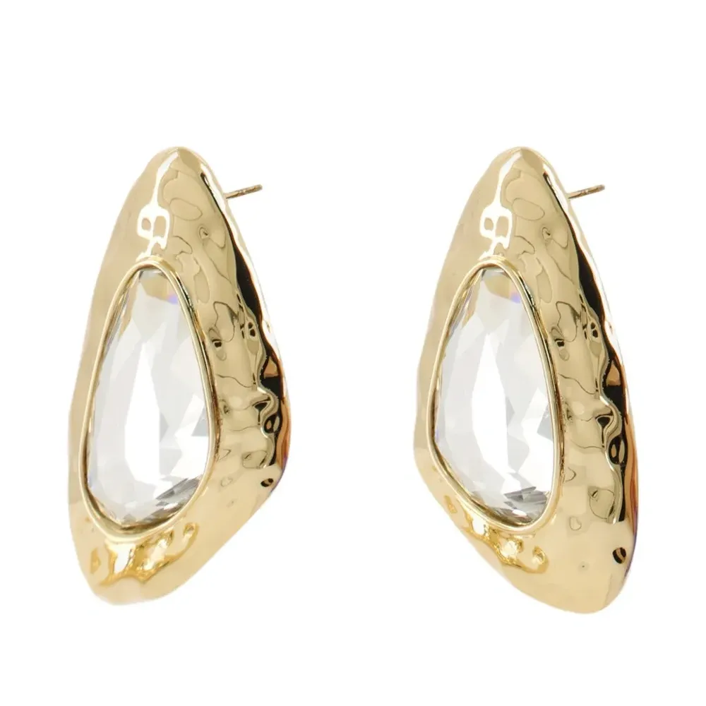 Серьги с молотковой обработкой и инкрустацией кристаллами