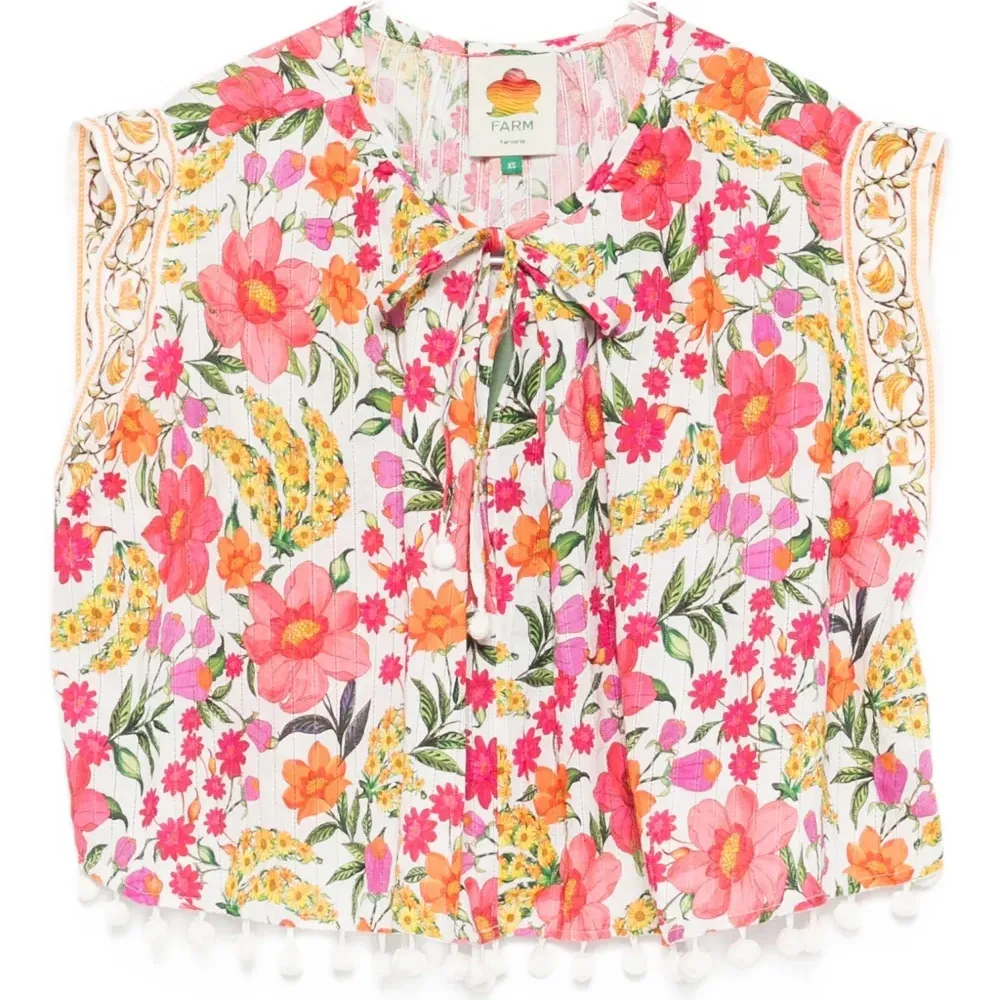 Топ с цветочным узором и помпонами