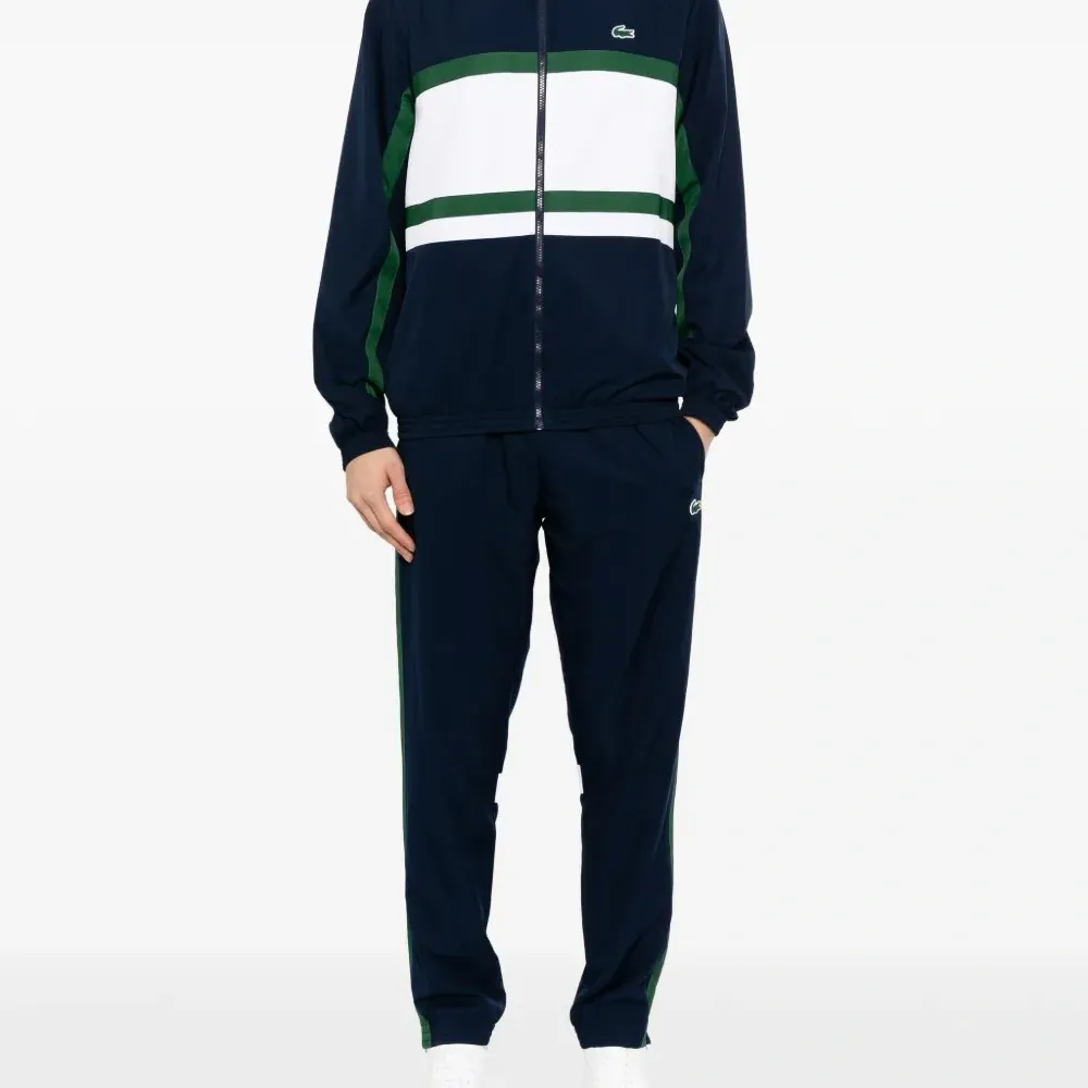 Полосатый спортивный костюм