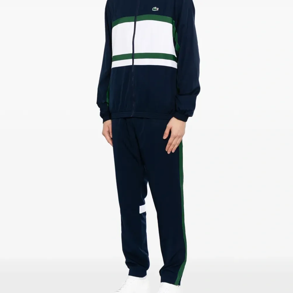 Полосатый спортивный костюм