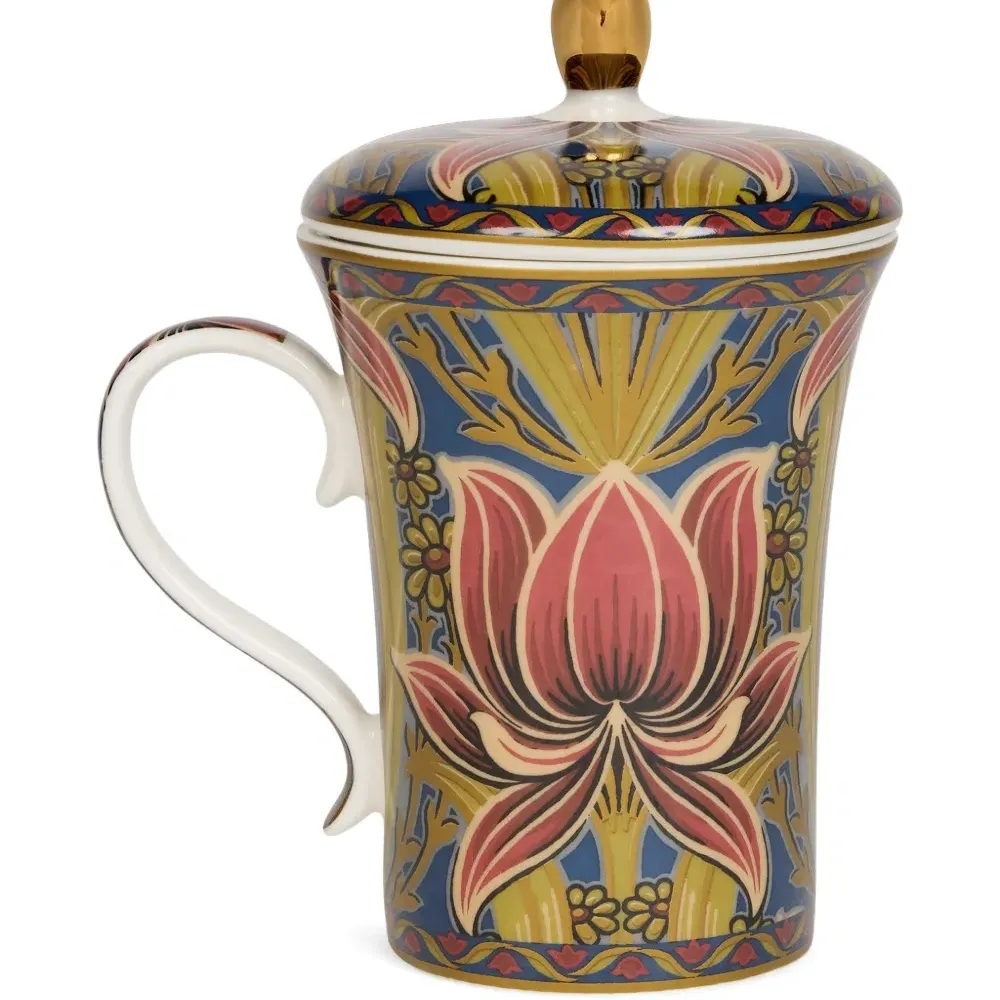 Столовая посуда с цветочным узором и крышкой