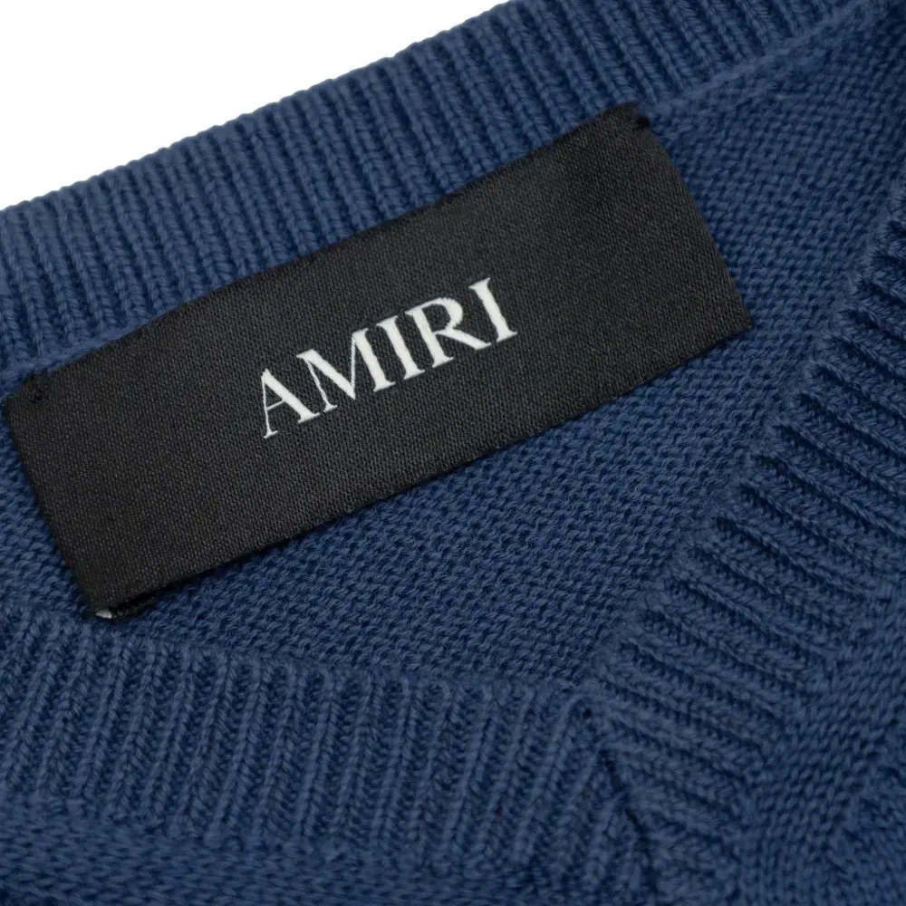 Вязаный свитер с V-образным вырезом и вышивкой