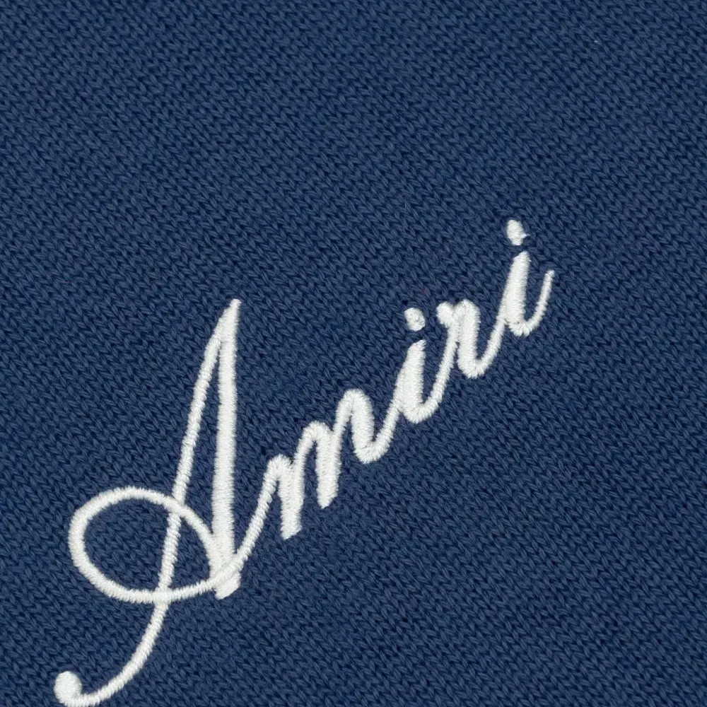 Вязаный свитер с V-образным вырезом и вышивкой