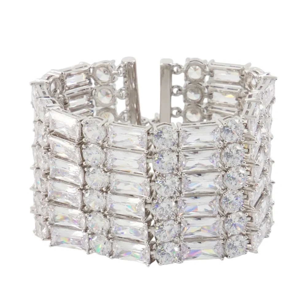 Браслет, украшенный кристаллами