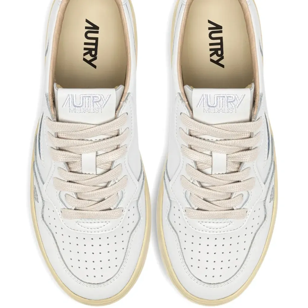 Кожаные кроссовки