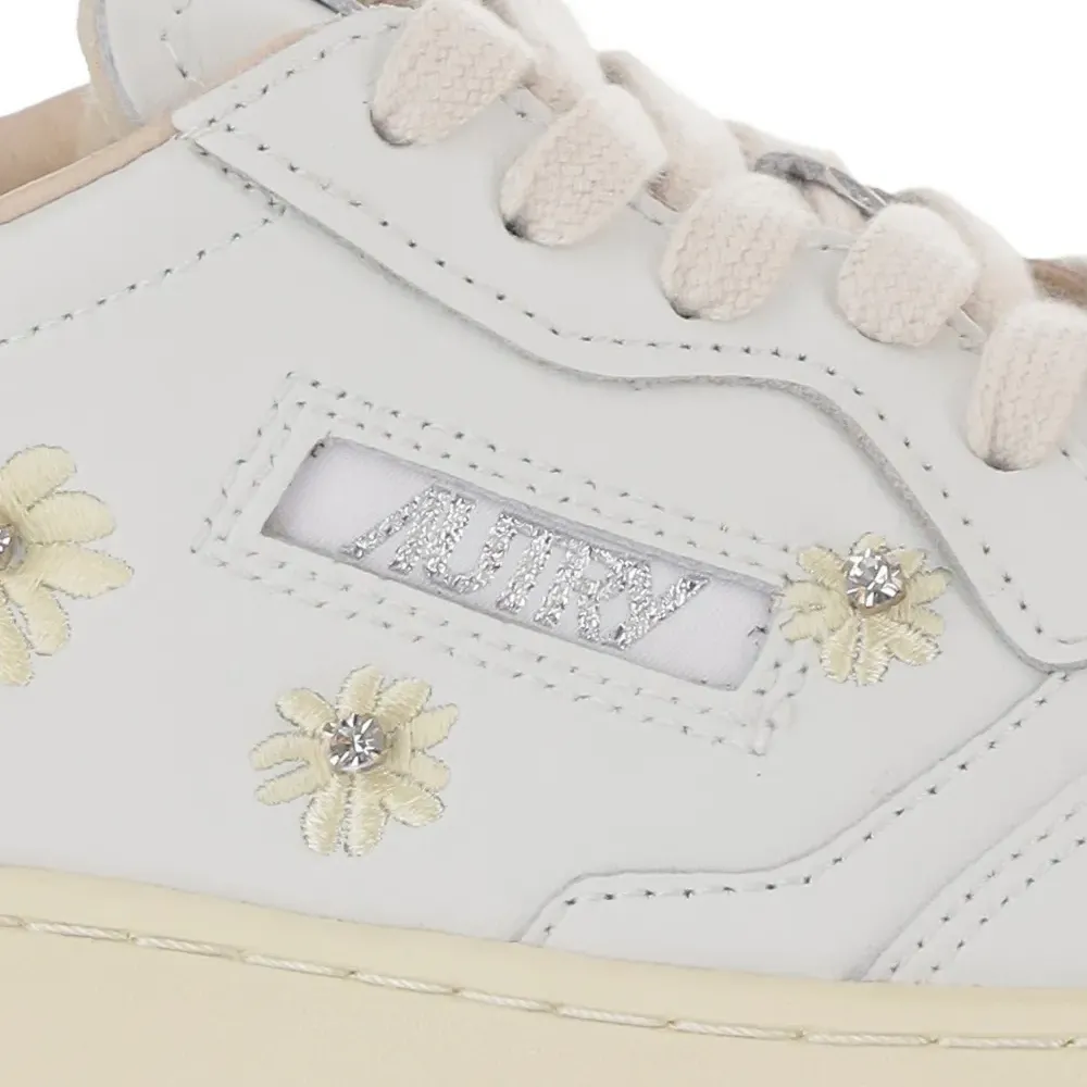 Кроссовки с вышитыми цветами