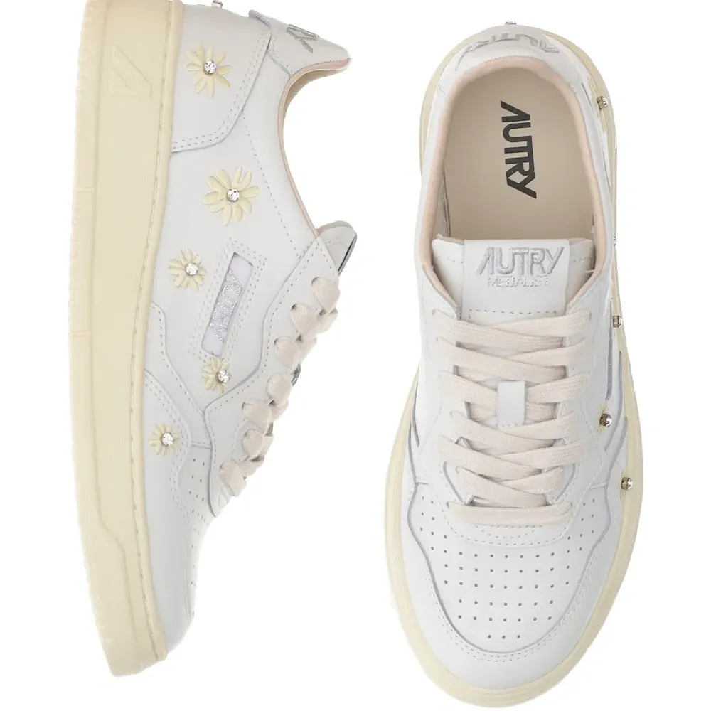 Кроссовки с вышитыми цветами