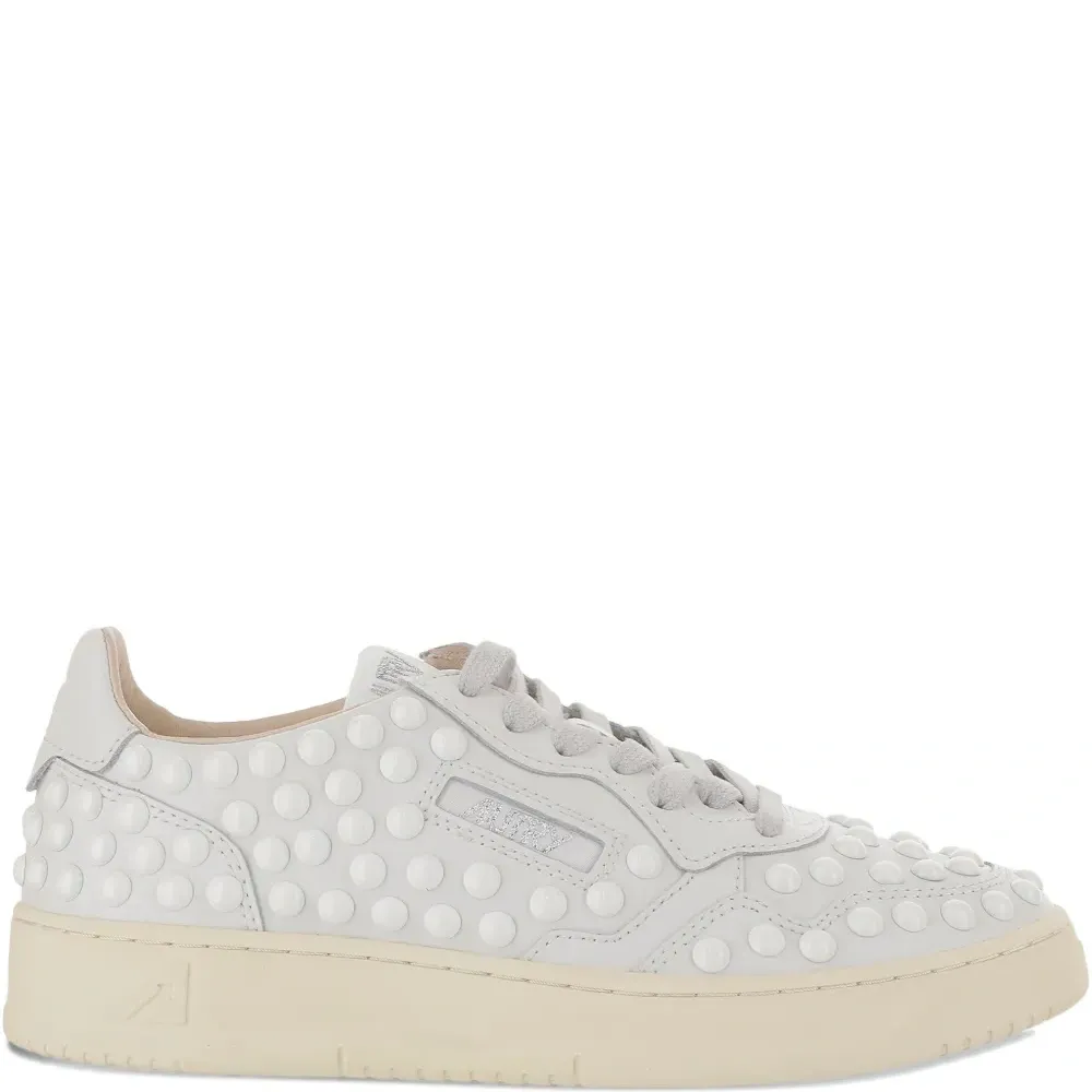 Кожаные кроссовки Medalist с перфорацией и декоративными заклёпками Кожаные кроссовки Medalist с перфорацией и декоративными заклёпками