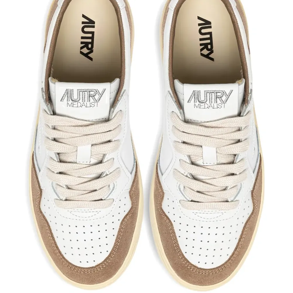 Кожаные кроссовки с перфорацией