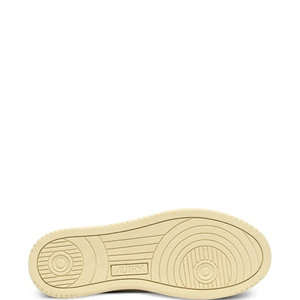 Кожаные кроссовки с перфорацией