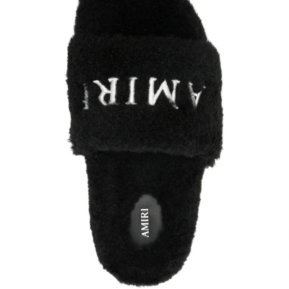 Шлёпанцы с логотипом