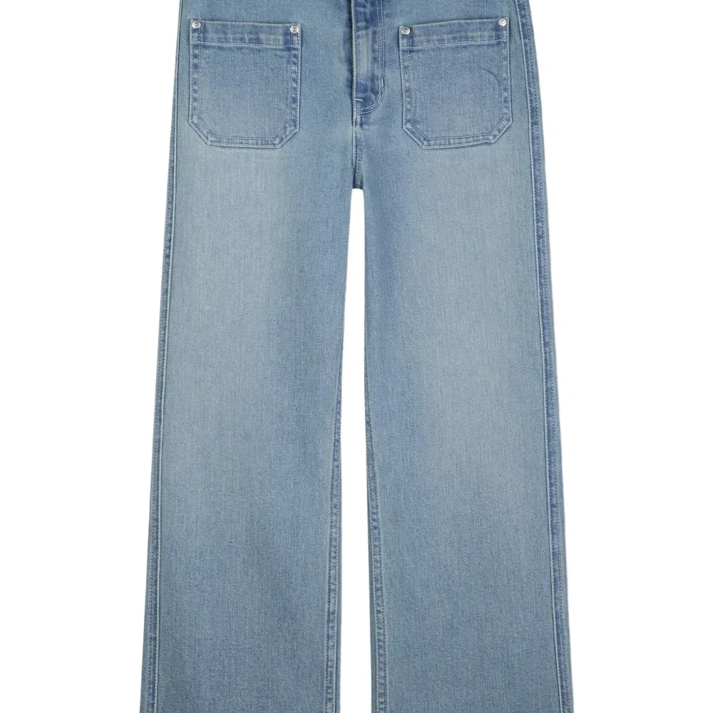 Джинсы с нашивкой