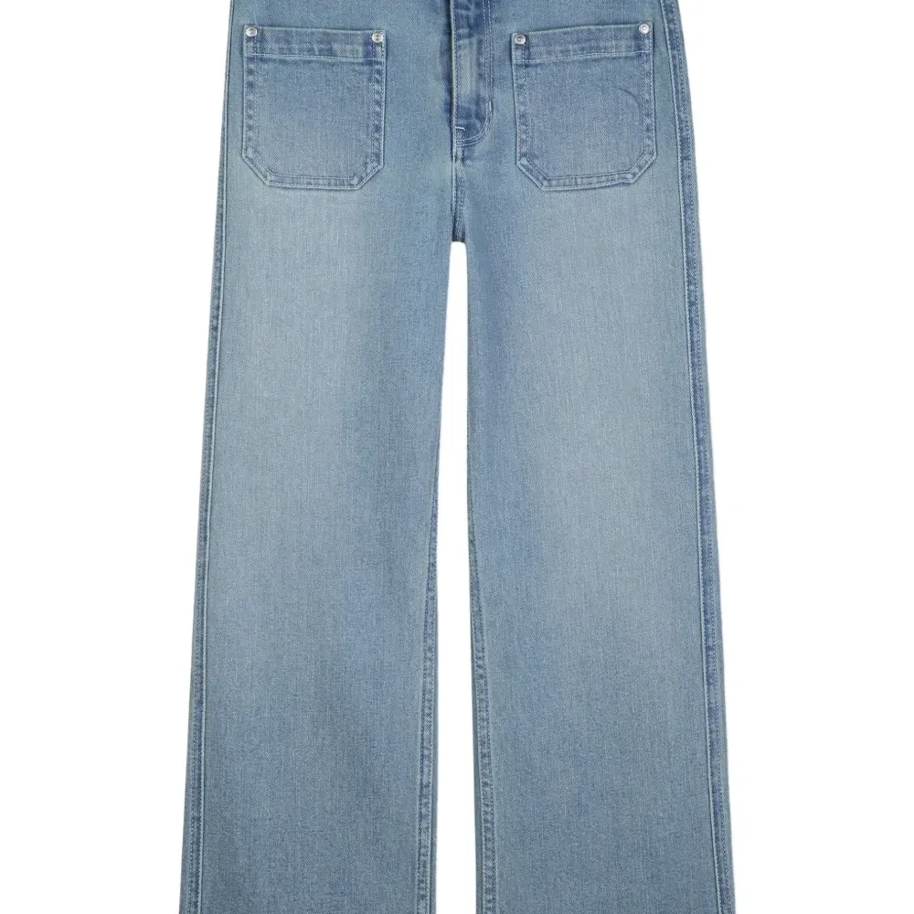 Джинсы с нашивкой