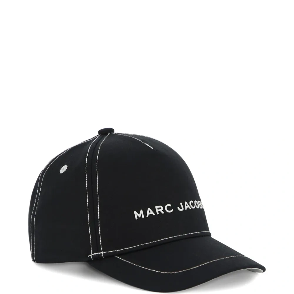 Бейсболка с контрастной строчкой