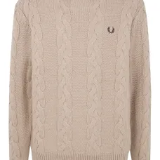 Вязаный свитер в косичку