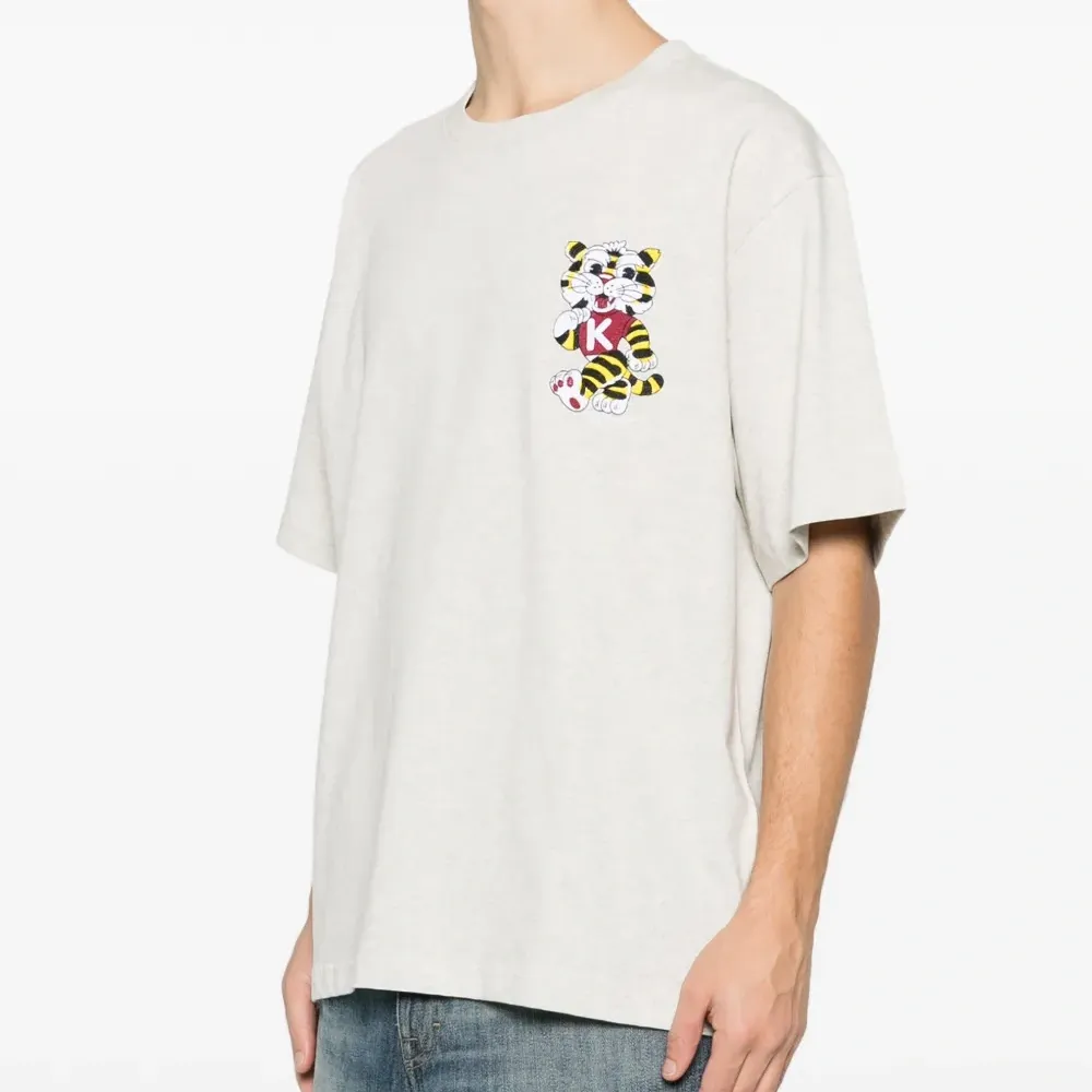 Футболка с вышивкой