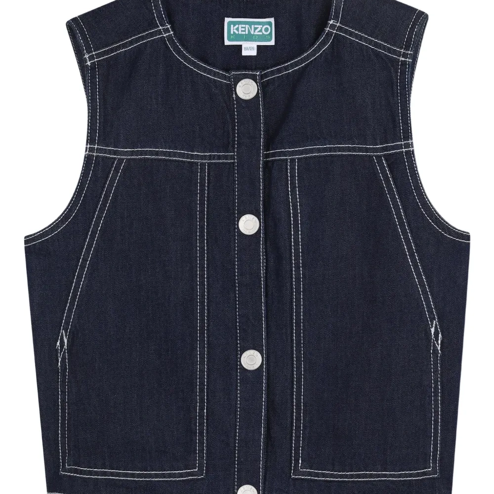 Джинсовый жилет с декоративной строчкой