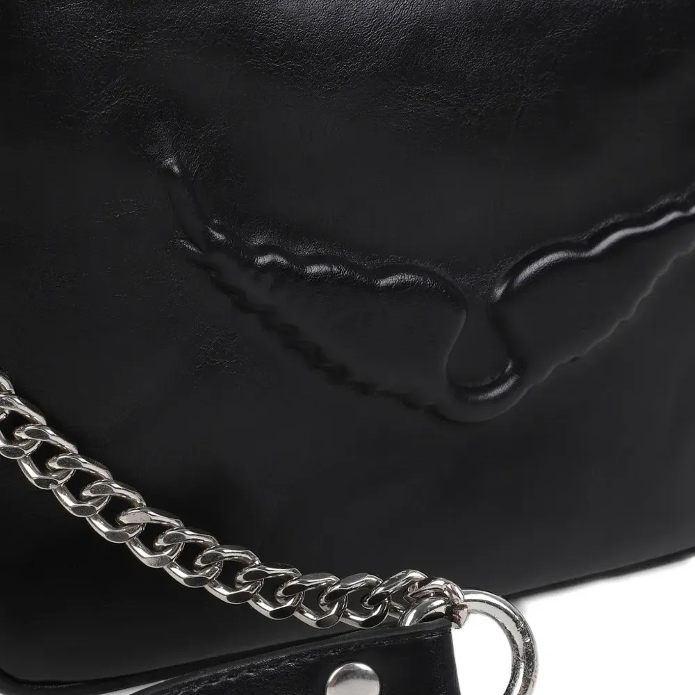 Сумка на плечо с тисненым логотипом