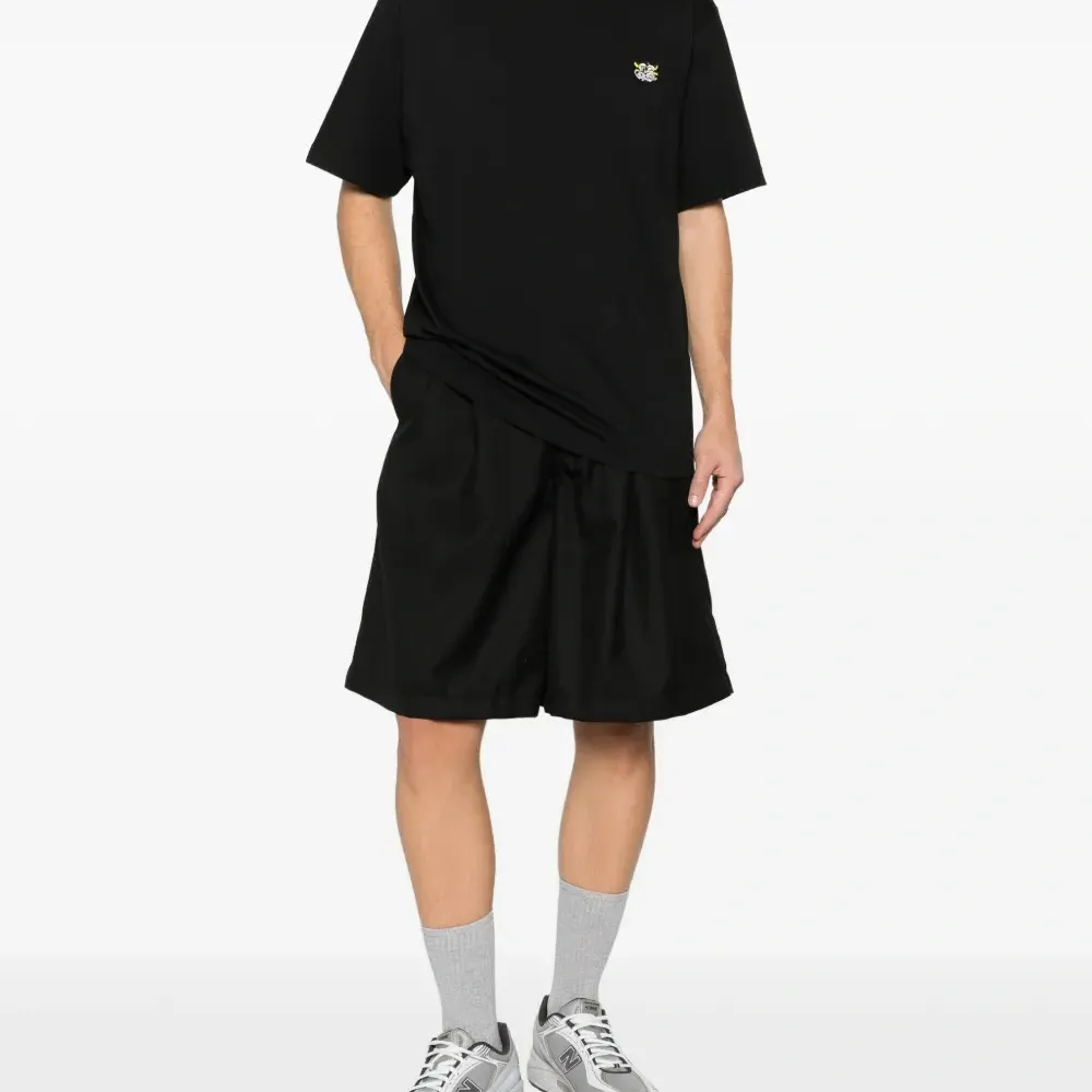 Футболка с вышитой нашивкой