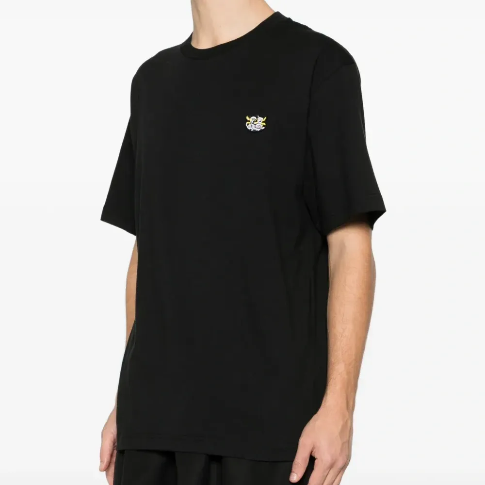 Футболка с вышитой нашивкой