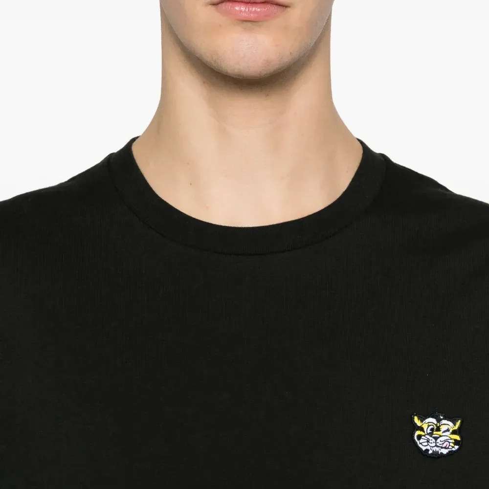 Футболка с вышитой нашивкой