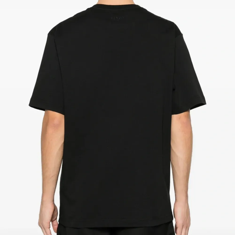 Футболка с вышитой нашивкой