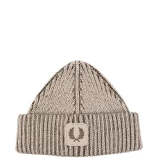 Шапка-бини с нашивкой-логотипом