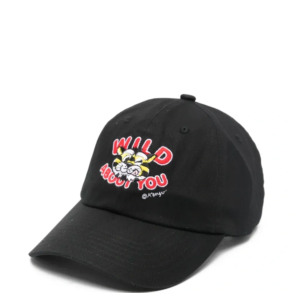 Бейсболка с вышивкой в виде тигра