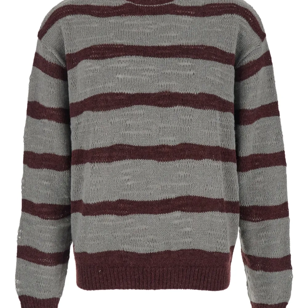 Полосатый свитер с круглым вырезом