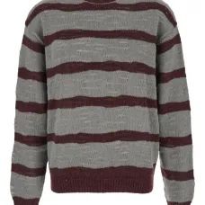 Полосатый свитер с круглым вырезом