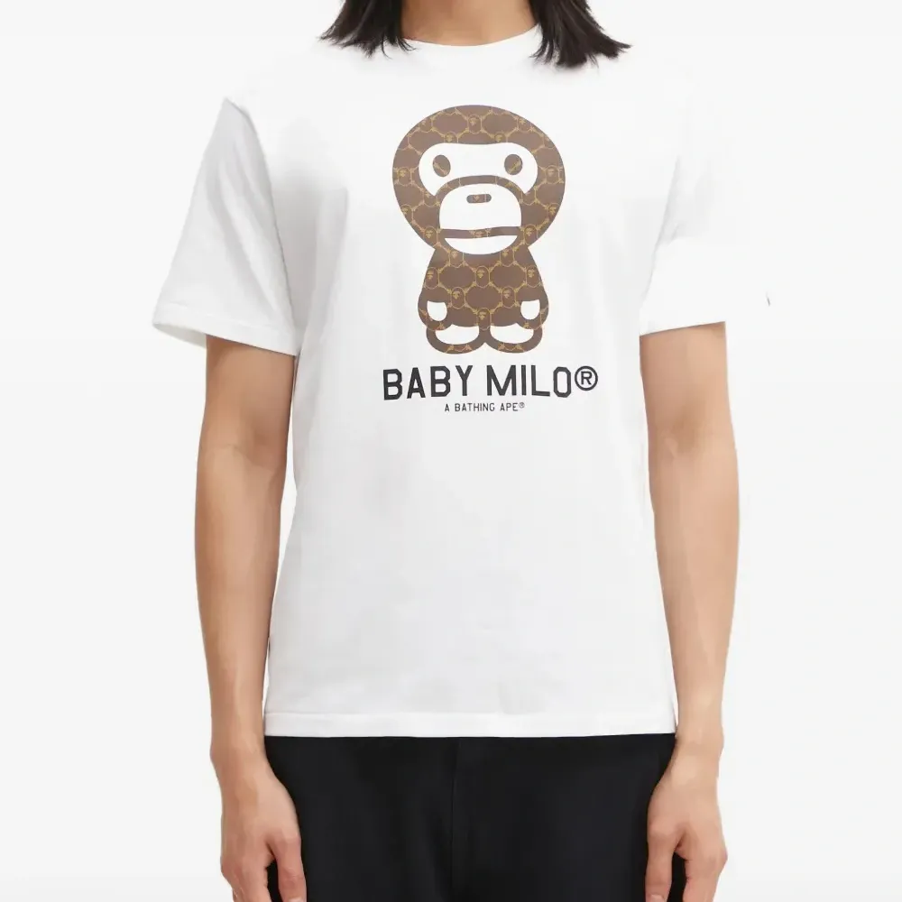 Футболка с графическим принтом College Monogram Baby Milo Футболка с графическим принтом College Monogram Baby Milo