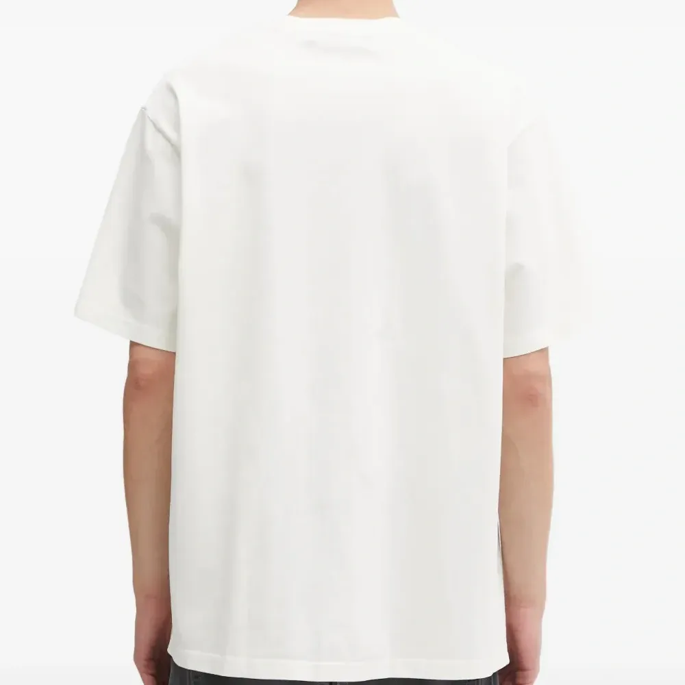 Футболка с принтом логотипа и окрашенная в готовом виде