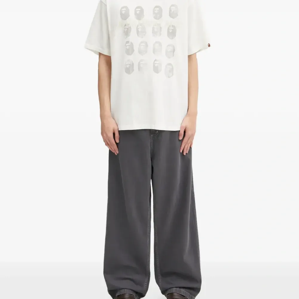 Футболка с принтом логотипа и окрашенная в готовом виде